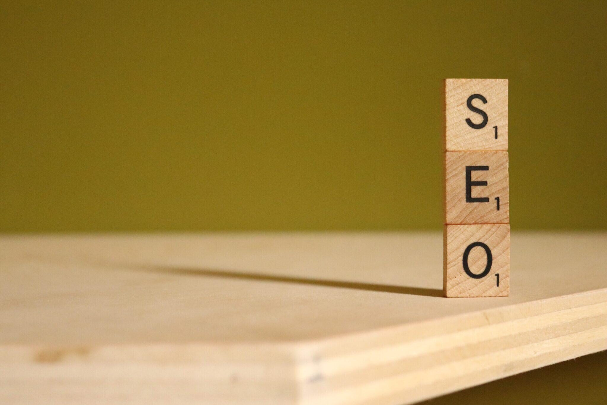 SEO houten blokjes op een tafel - 5 tips voor SEO