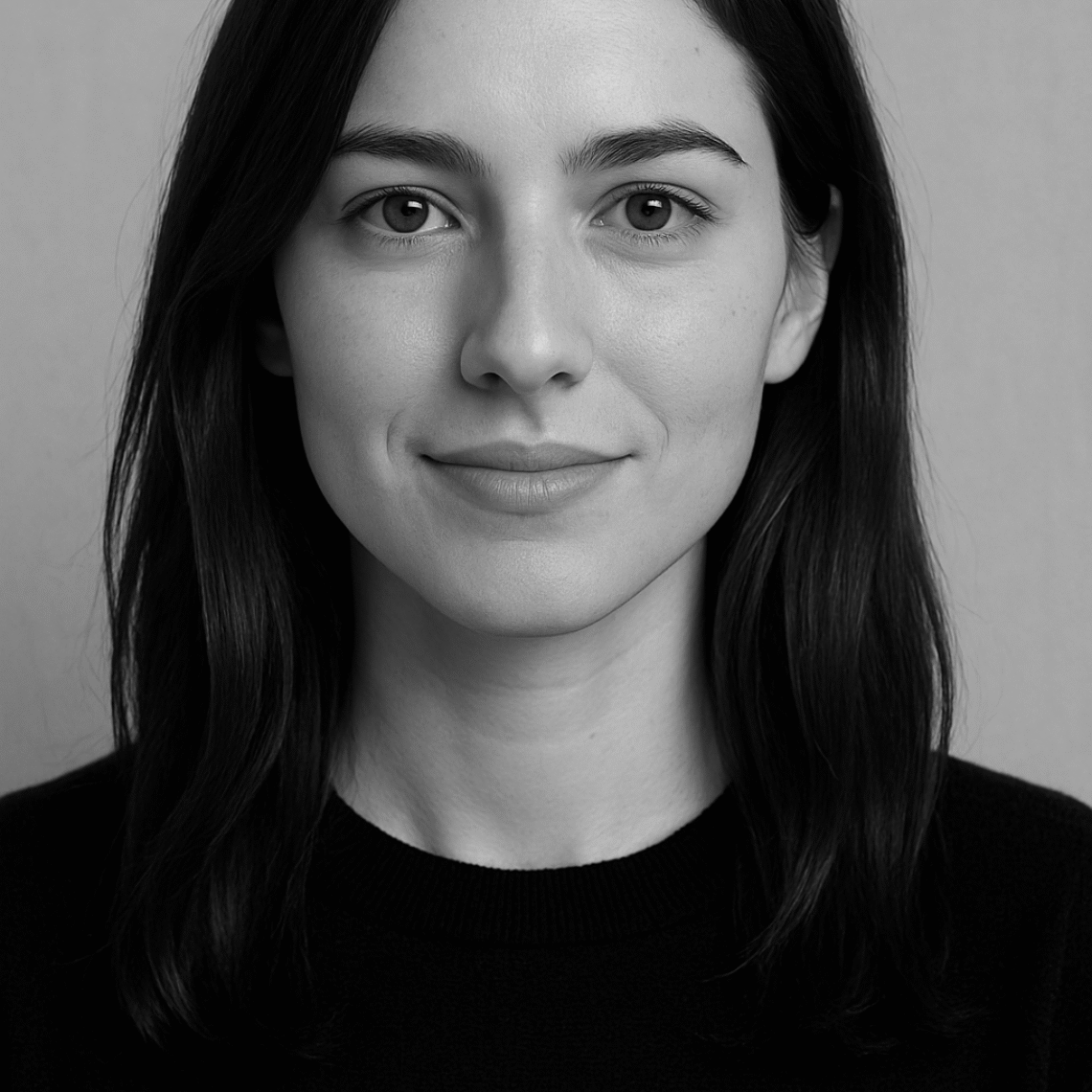 Eloise van schrijvegem. Copywriter bij AT DIgital zwart-wit